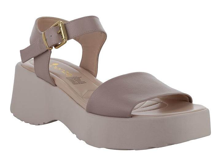 Sandalia de plataforma color nude con correa al tobillo y hebilla dorada para mujer.