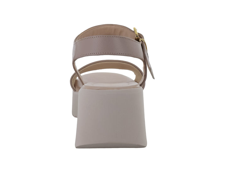 Sandalia de plataforma color nude con correa al tobillo y hebilla dorada para mujer.
