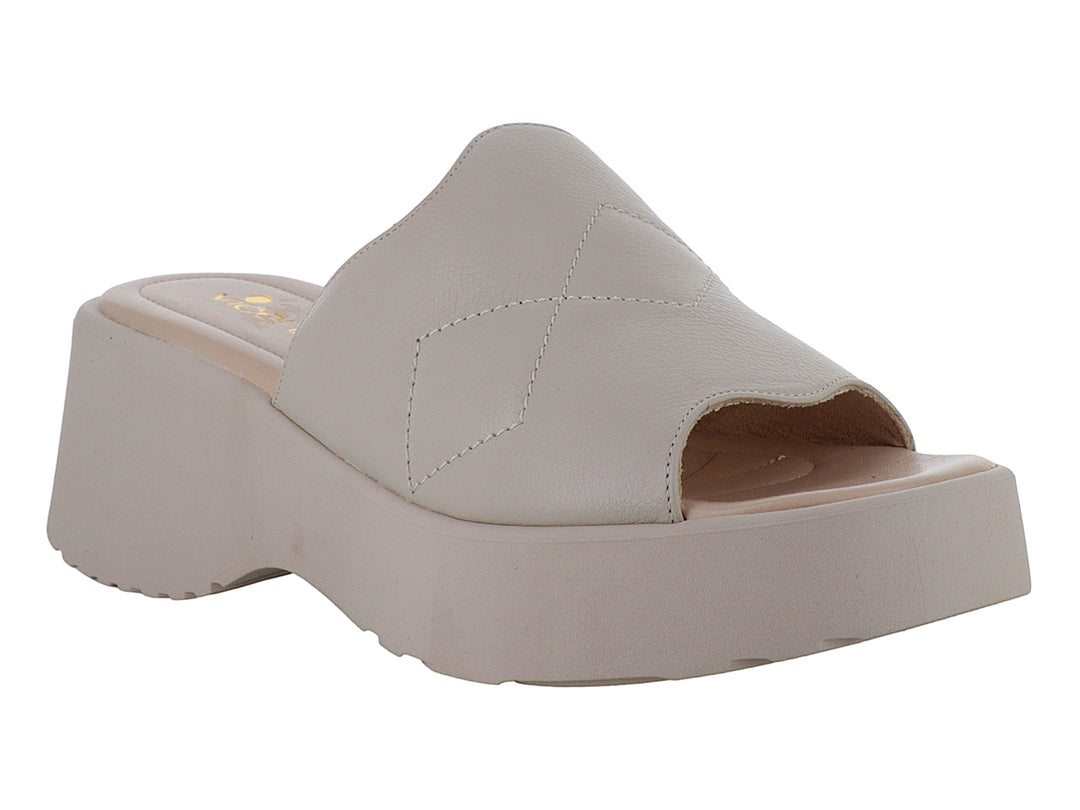 Sandalia de plataforma color almendra para mujer con correa ancha y diseño minimalista en piel.