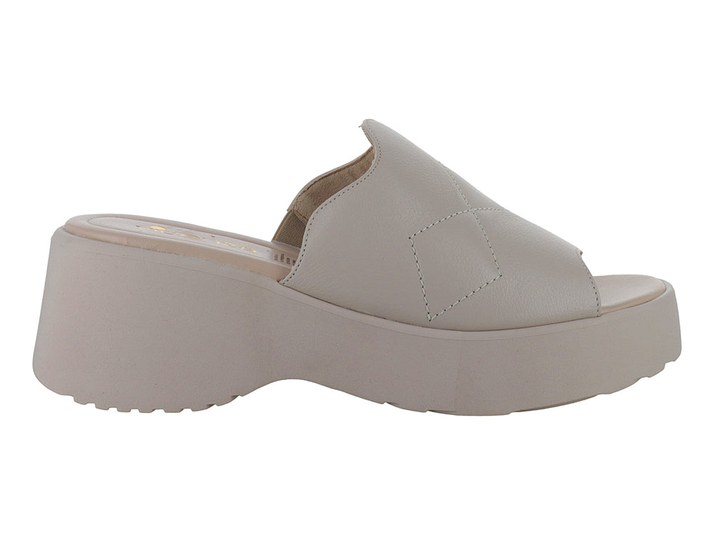 Sandalia de plataforma color almendra para mujer con correa ancha y diseño minimalista en piel.