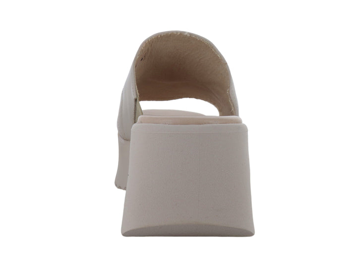 Sandalia de plataforma color almendra para mujer con correa ancha y diseño minimalista en piel.