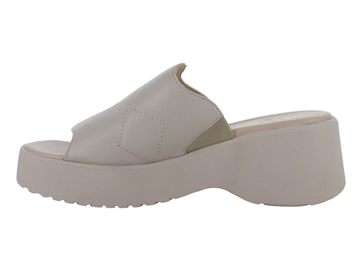 Sandalia de plataforma color almendra para mujer con correa ancha y diseño minimalista en piel.