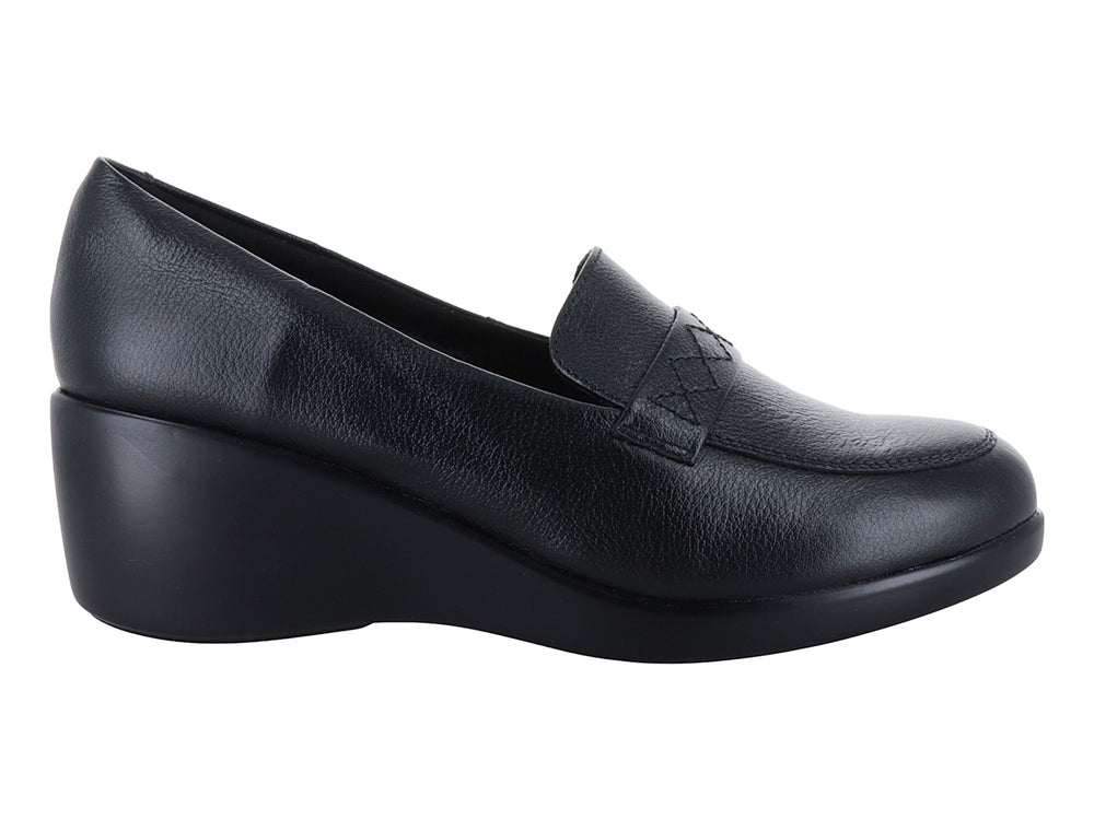Zapato tipo mocasín de piel color negro con plataforma baja y detalle decorativo en el empeine para mujer.