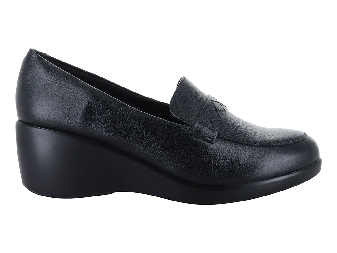 Zapato tipo mocasín de piel color negro con plataforma baja y detalle decorativo en el empeine para mujer.