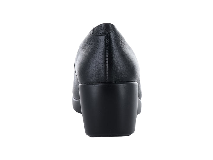Zapato tipo mocasín de piel color negro con plataforma baja y detalle decorativo en el empeine para mujer.