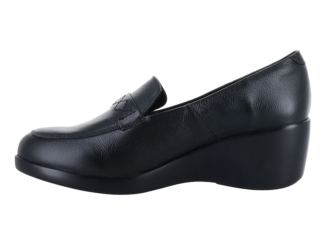 Zapato tipo mocasín de piel color negro con plataforma baja y detalle decorativo en el empeine para mujer.