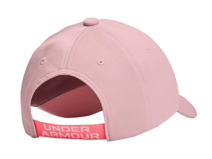 Gorra Under Armour de color rosa con logotipo blanco frontal.