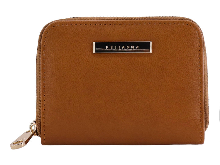 Monedero compacto de color camel con cierre perimetral y placa metálica con la marca Felianna.