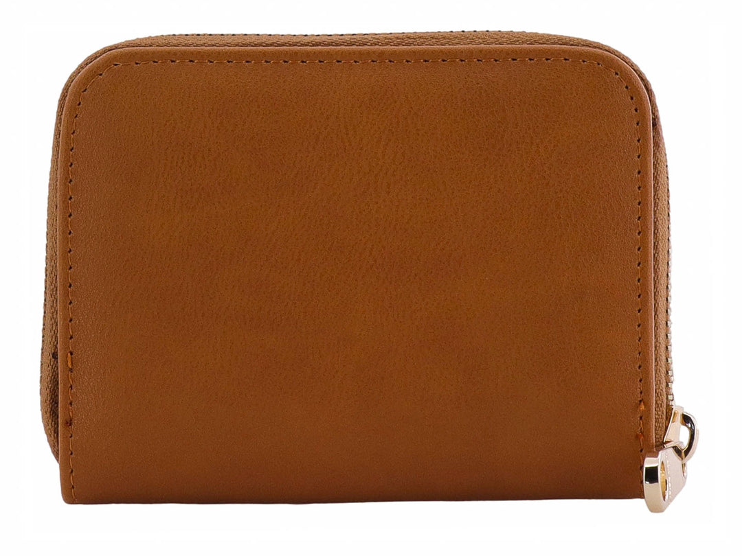 Monedero compacto de color camel con cierre perimetral y placa metálica con la marca Felianna.