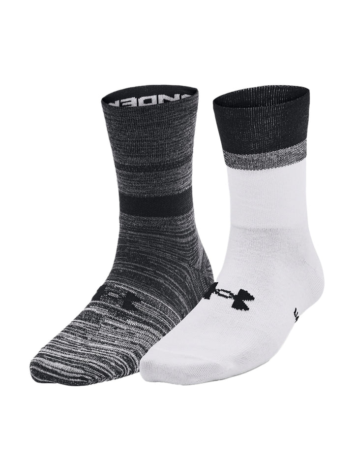 Pack de dos calcetines deportivos Under Armour, uno en color negro jaspeado y otro en blanco con puño negro.