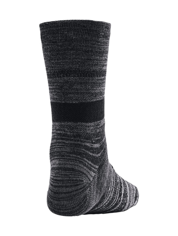 Pack de dos calcetines deportivos Under Armour, uno en color negro jaspeado y otro en blanco con puño negro.