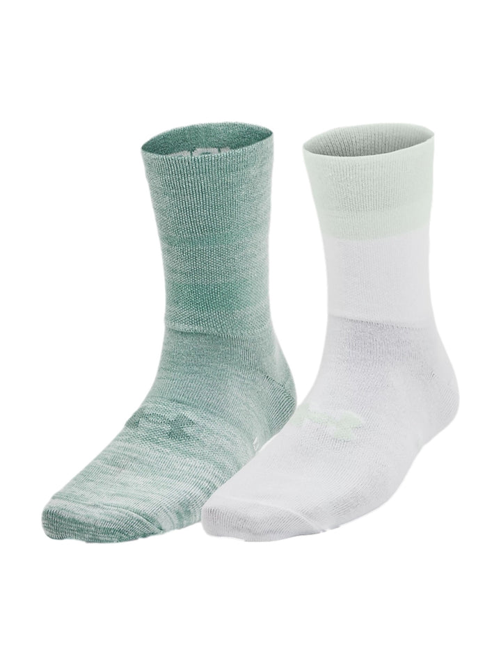 Pack de dos calcetines deportivos Under Armour, uno en color verde menta y otro blanco con borde superior verde.