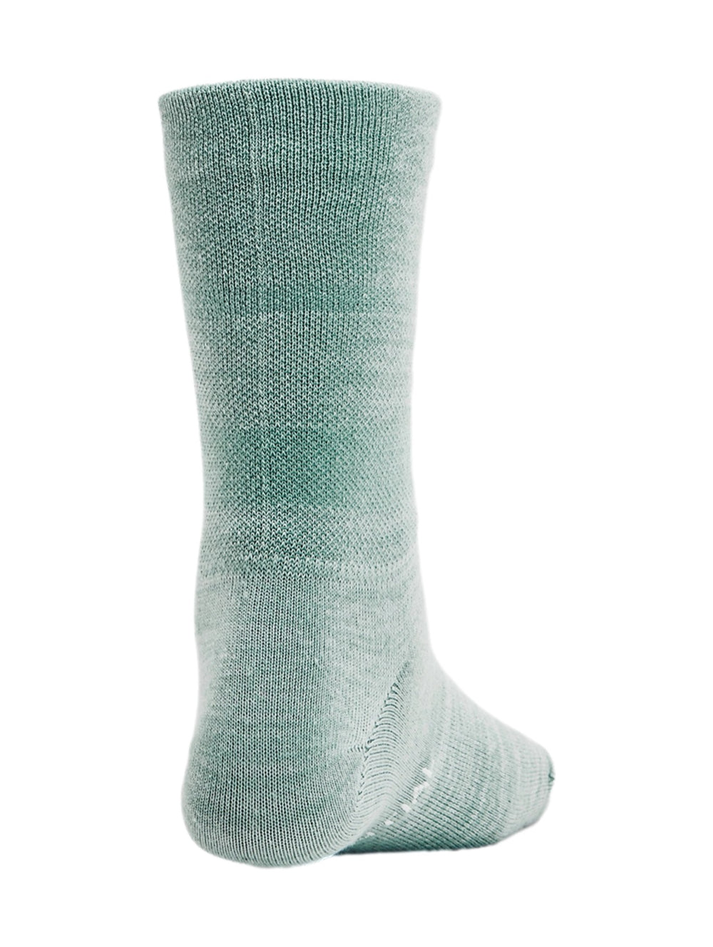 Pack de dos calcetines deportivos Under Armour, uno en color verde menta y otro blanco con borde superior verde.