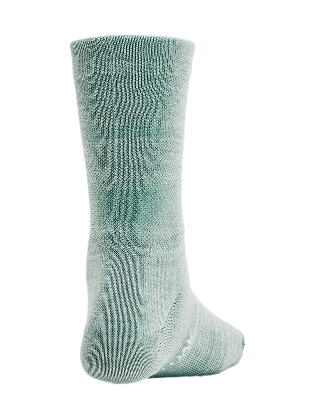 Pack de dos calcetines deportivos Under Armour, uno en color verde menta y otro blanco con borde superior verde.