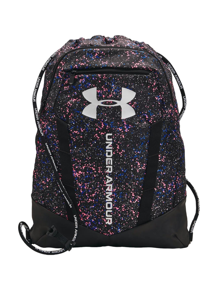 Mochila Under Armour Undeniable Sackpack color negro con estampado multicolor de salpicaduras y logo blanco frontal.