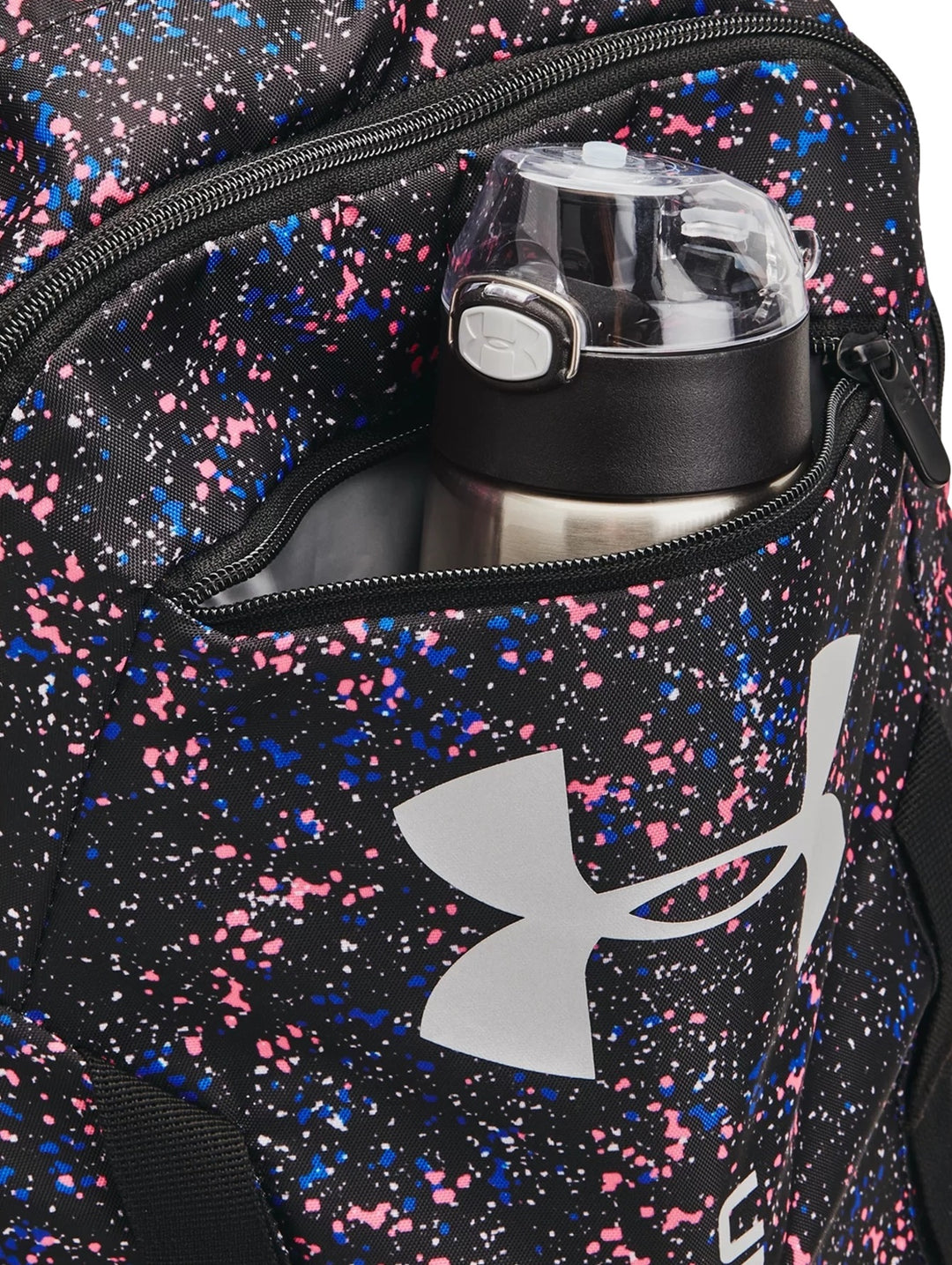 Mochila Under Armour Undeniable Sackpack color negro con estampado multicolor de salpicaduras y logo blanco frontal.