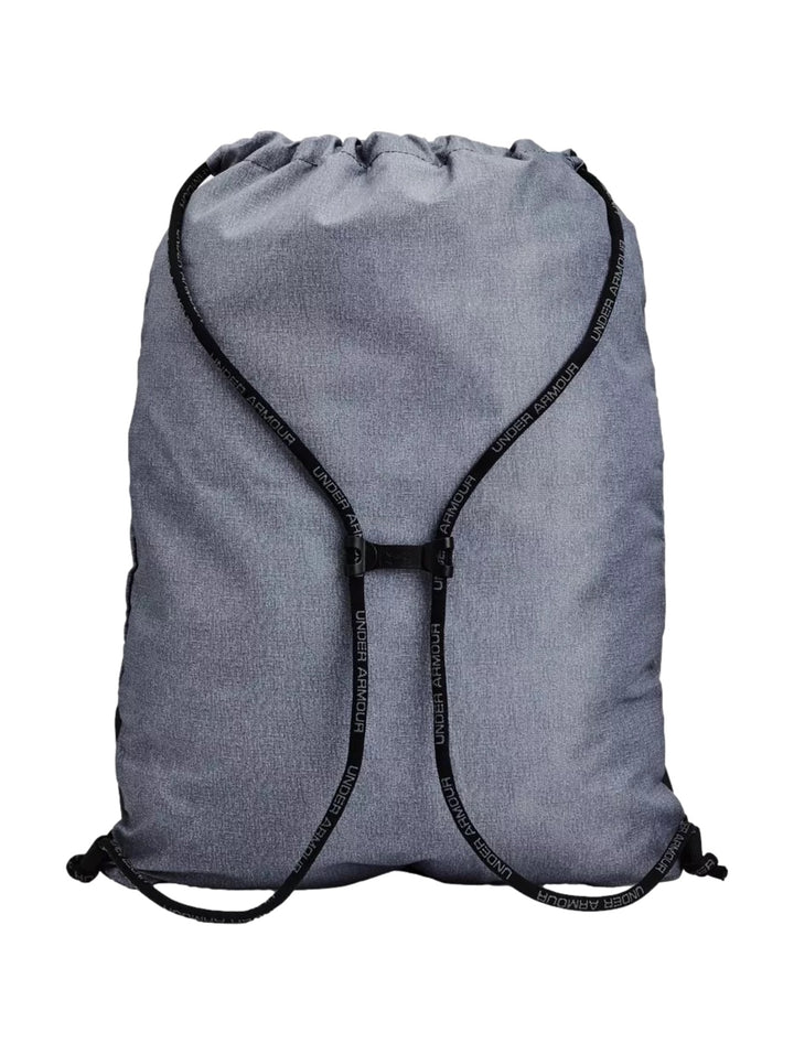 Mochila Under Armour Undeniable Sackpack en color gris con detalles y logotipo en negro.