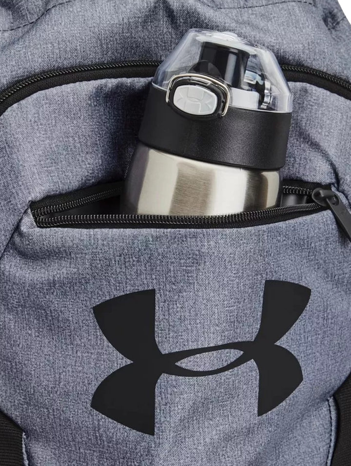 Mochila Under Armour Undeniable Sackpack en color gris con detalles y logotipo en negro.