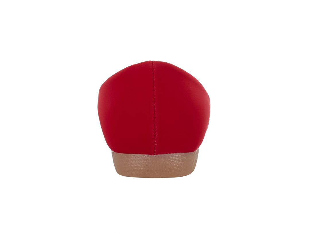 Zapato plano rojo para niña con correa y moño decorativo con brillantes en la punta.