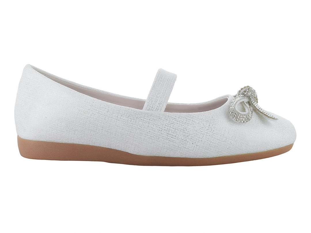 Zapato plano color oro para niña con moño decorativo brillante y correa superior.