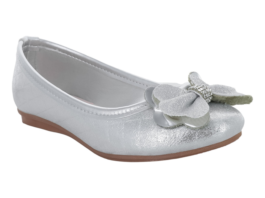 Zapato plano color plata para niña con detalle de moño brillante en la parte frontal.