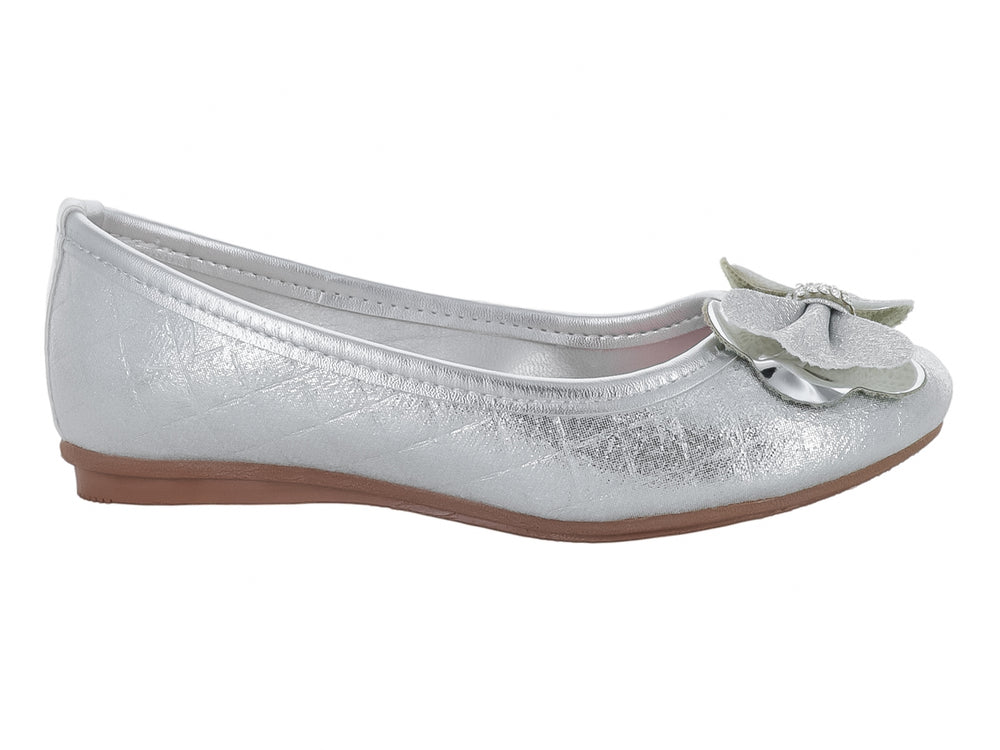Zapato plano color plata para niña con detalle de moño brillante en la parte frontal.