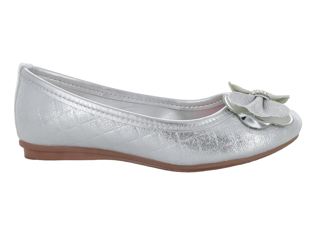 Zapato plano color plata para niña con detalle de moño brillante en la parte frontal.