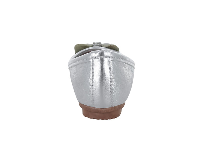 Zapato plano color plata para niña con detalle de moño brillante en la parte frontal.
