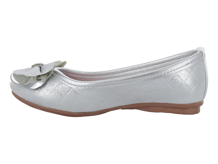 Zapato plano color plata para niña con detalle de moño brillante en la parte frontal.