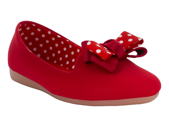 Zapato plano rojo con moño y lunares blancos para niña.