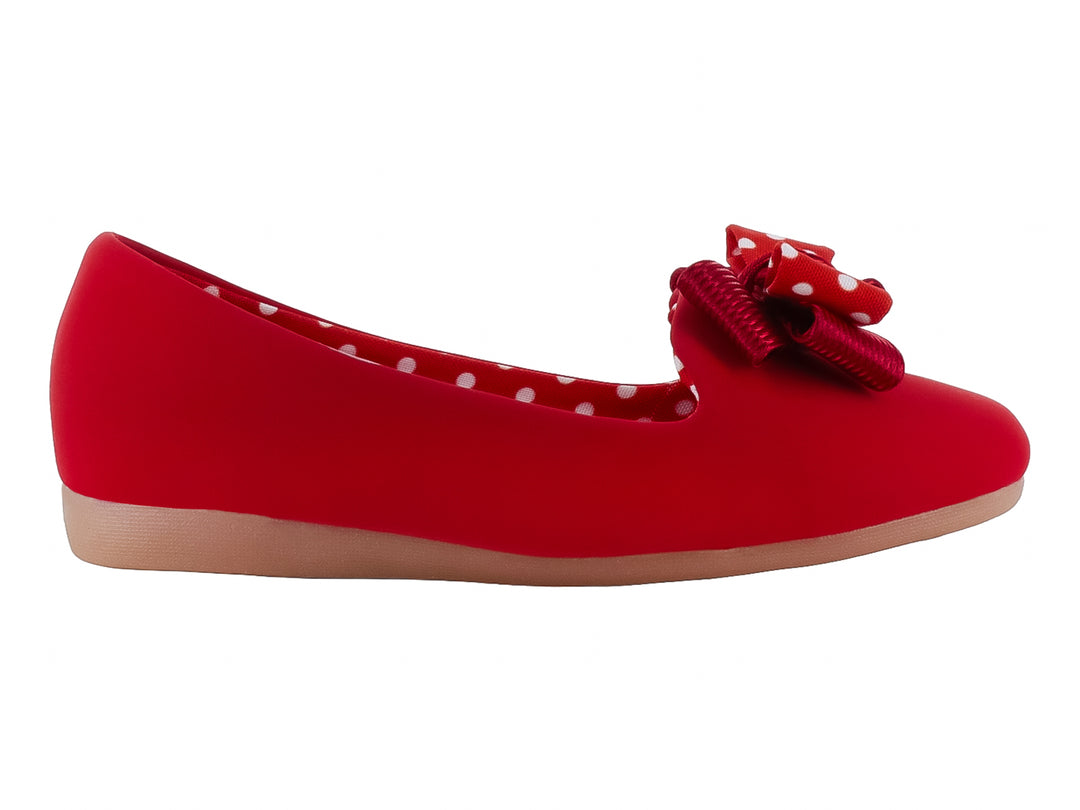 Zapato plano rojo con moño y lunares blancos para niña.