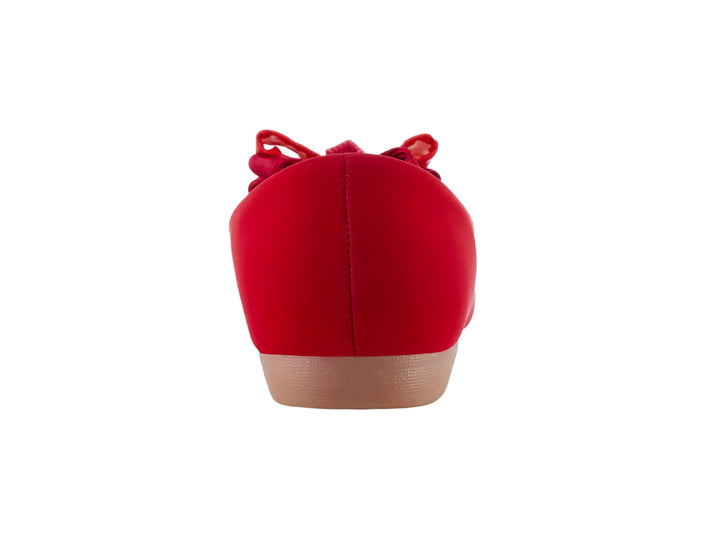 Zapato plano rojo con moño y lunares blancos para niña.