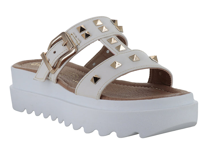 Sandalia color latte con plataforma blanca dentada y detalles de estoperoles dorados.