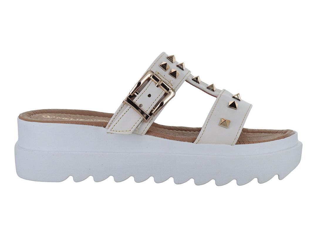 Sandalia color latte con plataforma blanca dentada y detalles de estoperoles dorados.