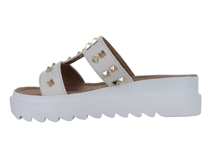 Sandalia color latte con plataforma blanca dentada y detalles de estoperoles dorados.