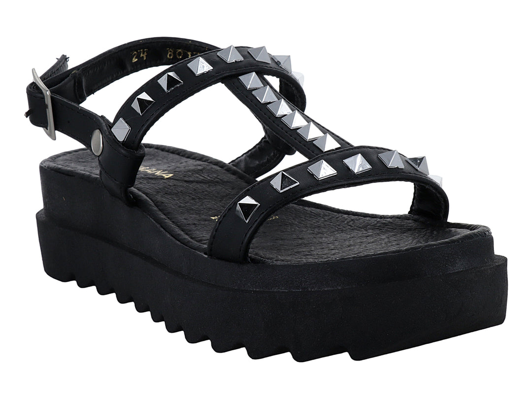 Sandalia negra de plataforma con tachuelas plateadas y suela dentada.