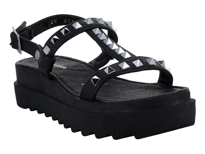 Sandalia negra de plataforma con tachuelas plateadas y suela dentada.
