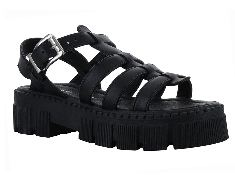 Sandalia negra de plataforma con suela track y correa ajustable con hebilla plateada.