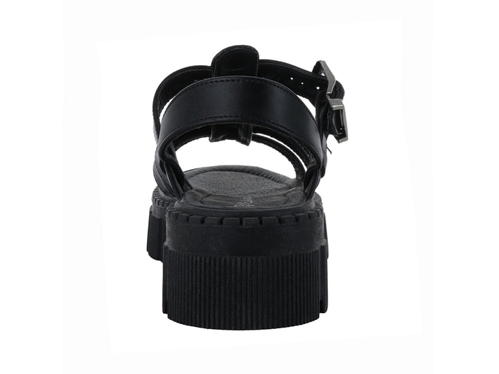 Sandalia negra de plataforma con suela track y correa ajustable con hebilla plateada.