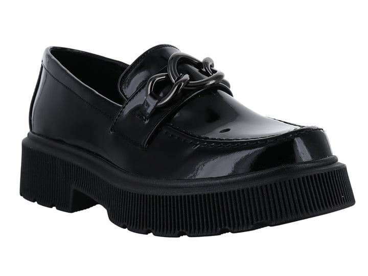 Mocasín negro brillante con suela de plataforma gruesa y adorno de cadena en la parte superior.