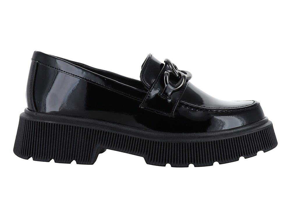 Mocasín negro brillante con suela de plataforma gruesa y adorno de cadena en la parte superior.