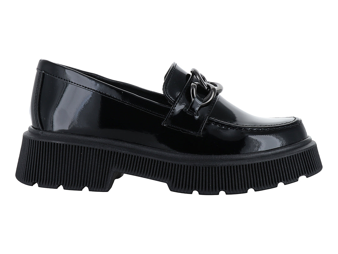 Mocasín negro brillante con suela de plataforma gruesa y adorno de cadena en la parte superior.