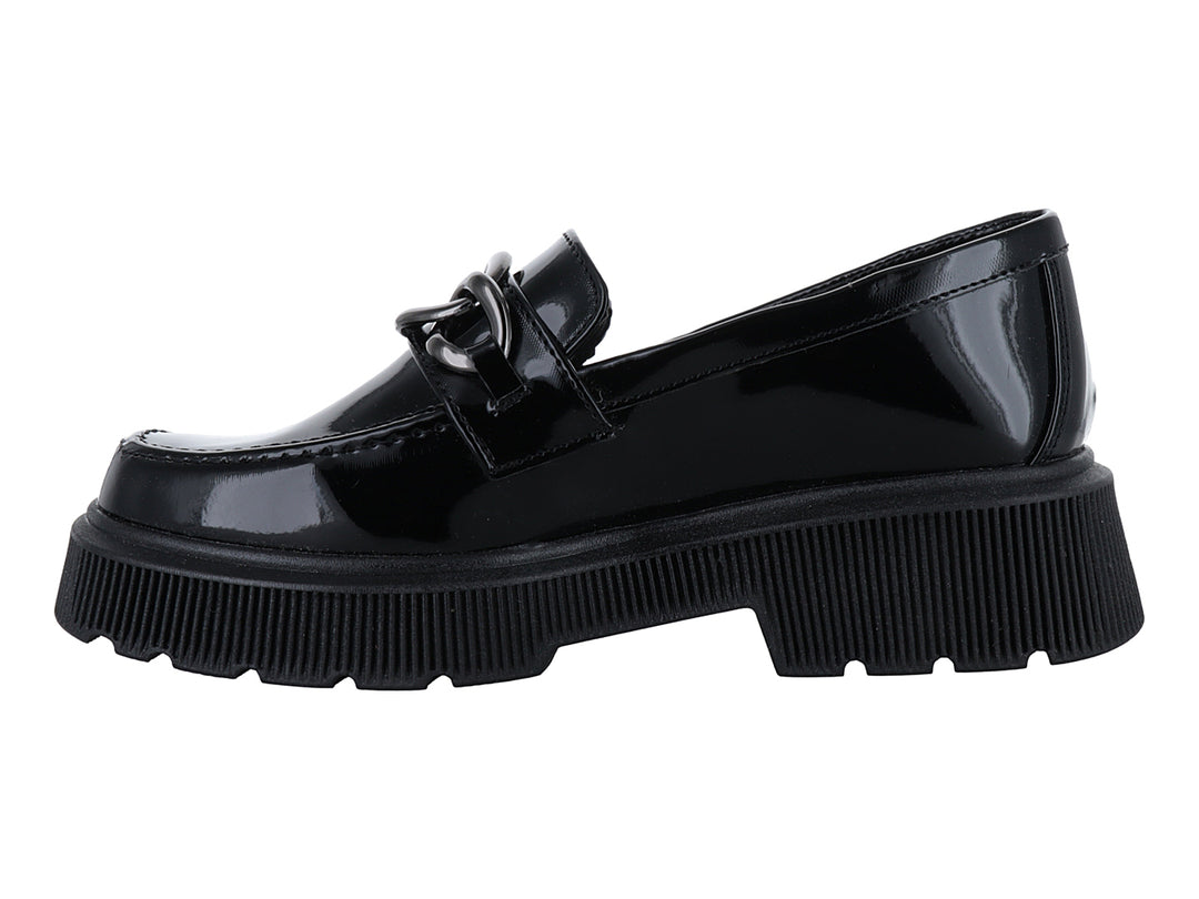 Mocasín negro brillante con suela de plataforma gruesa y adorno de cadena en la parte superior.