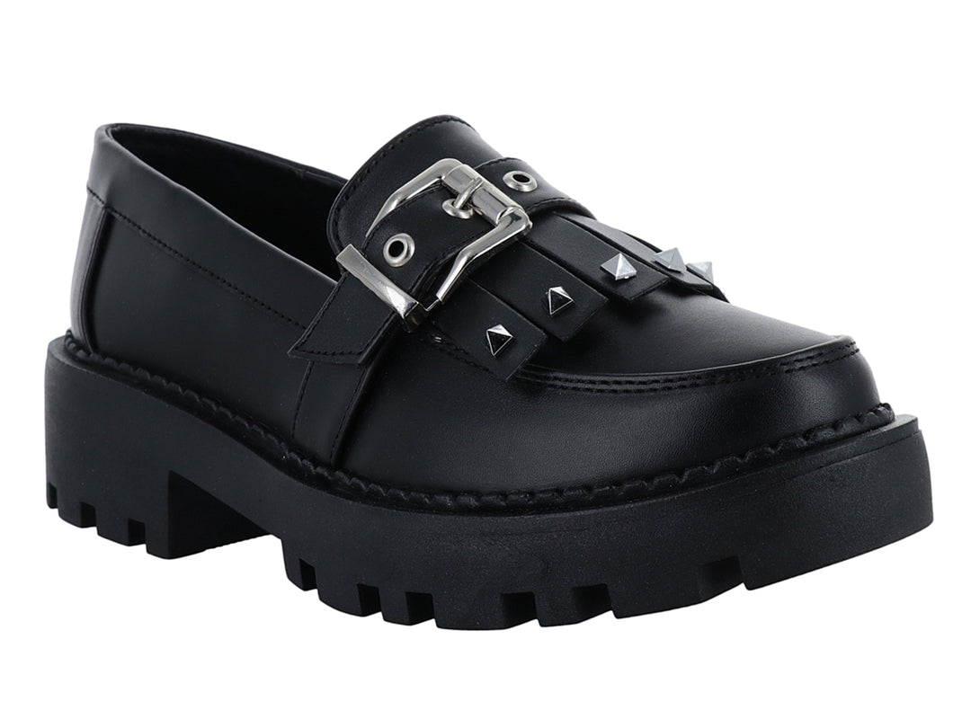 Zapato mocasín negro para niña con plataforma gruesa, hebilla plateada y detalles de tachuelas.