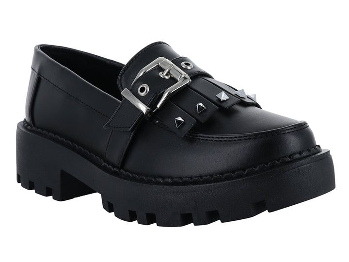 Zapato mocasín negro para niña con plataforma gruesa, hebilla plateada y detalles de tachuelas.