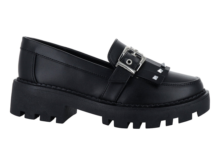 Zapato mocasín negro para niña con plataforma gruesa, hebilla plateada y detalles de tachuelas.