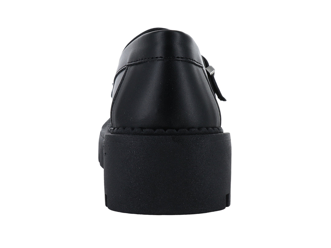 Zapato mocasín negro para niña con plataforma gruesa, hebilla plateada y detalles de tachuelas.
