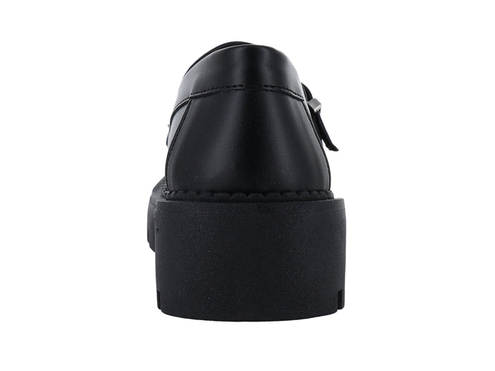 Zapato mocasín negro para niña con plataforma gruesa, hebilla plateada y detalles de tachuelas.