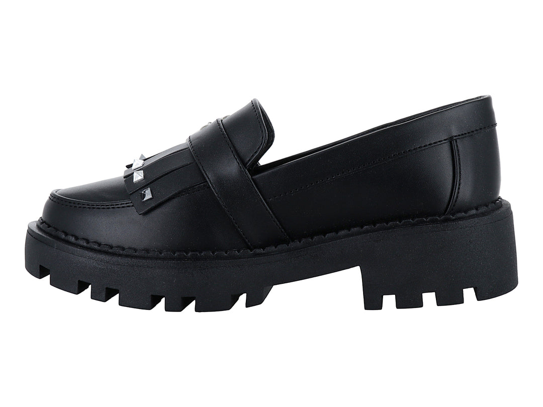 Zapato mocasín negro para niña con plataforma gruesa, hebilla plateada y detalles de tachuelas.