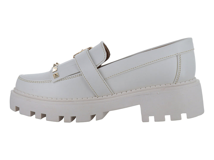 Mocasín color latte con suela de plataforma gruesa, hebilla y tachuelas doradas.